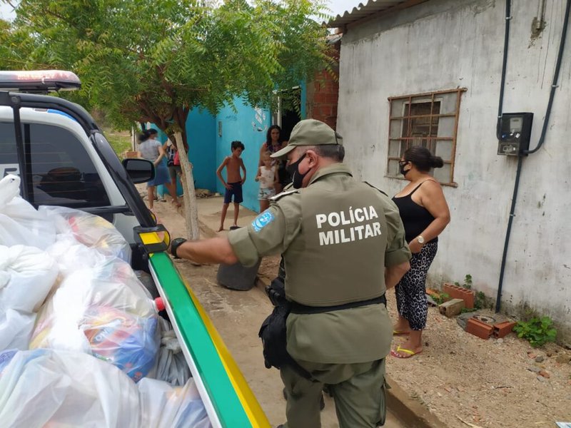 Pol Cia Militar Entrega Cestas B Sicas Para Fam Lias Carentes De Picos