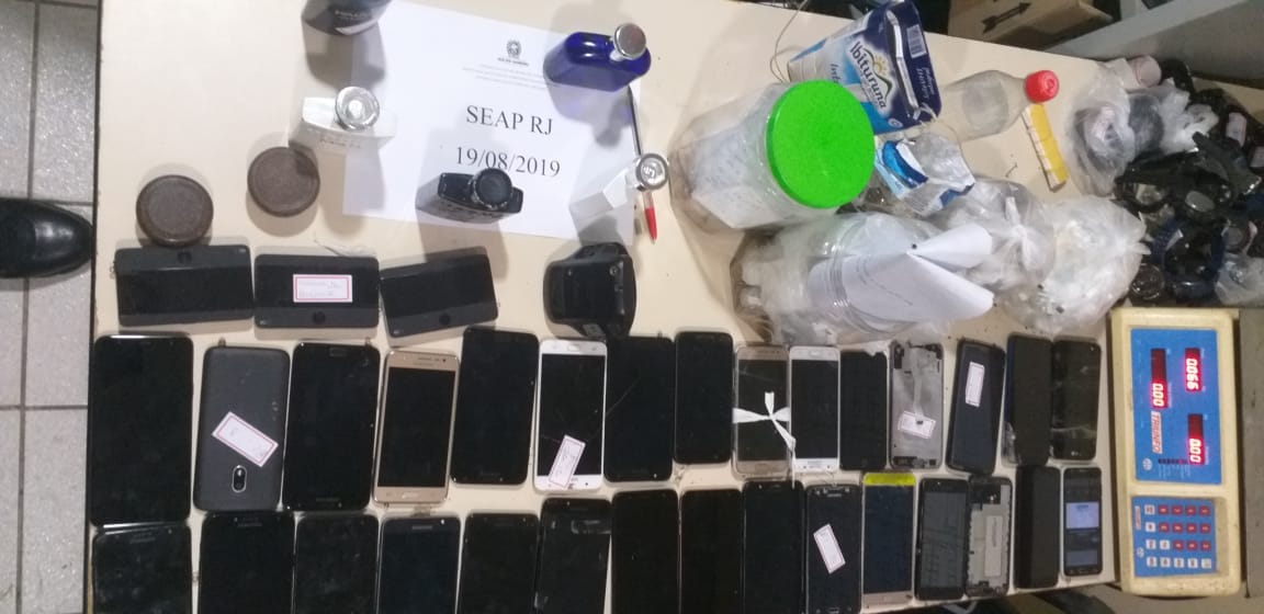 Dezenas de celulares apreendidos em Bangu 4