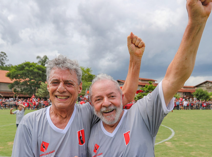 Chico Buarque e Lula em partida de futebol. Cantor gravou vídeo elogiando filme "Democracia em Vertigem"