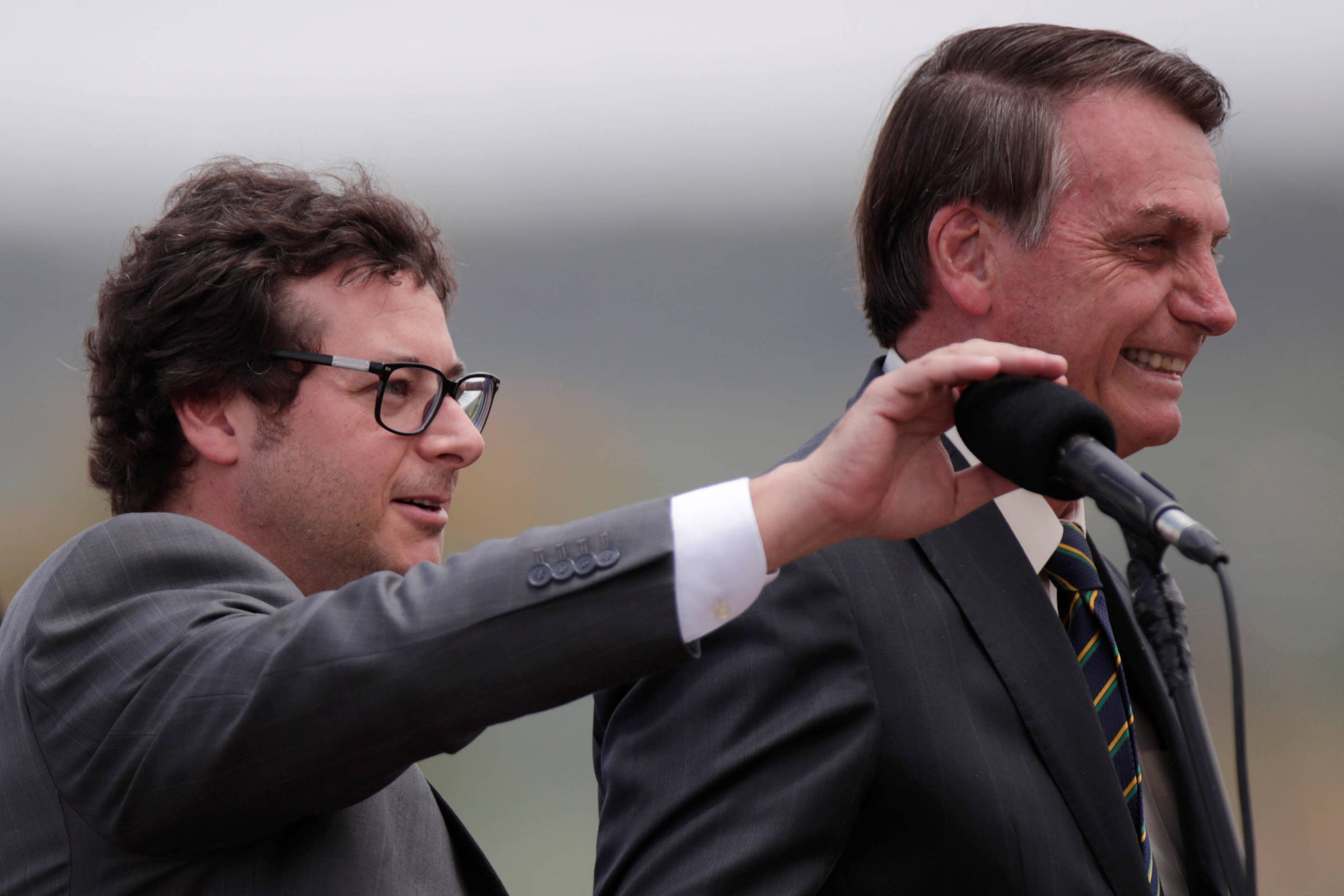 Fabio Wajngarten, chefe da Secom, e Jair Bolsonaro durante cerimônia no Palácio da Alvorada,