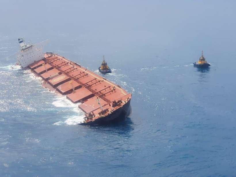 O navio MV Stella Banner carregado com minério da Vale