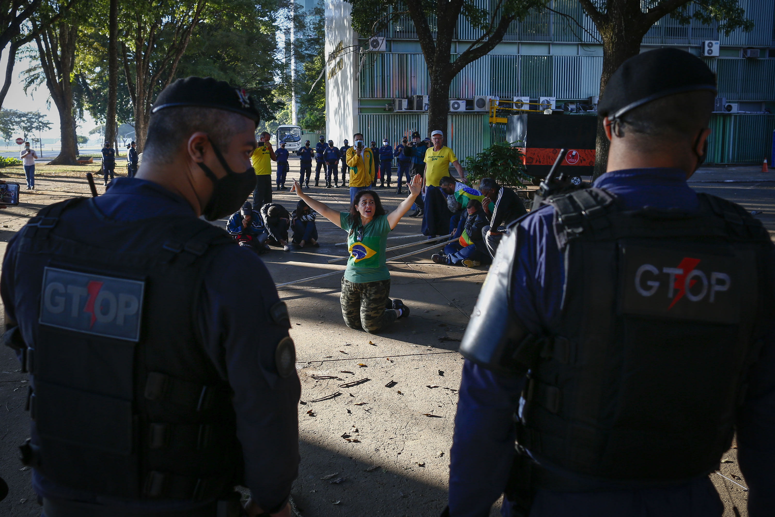 Agentes de fiscalização do governo do Distrito Federal desmontaram acampamentos pró-Bolsonaro na Esplanada dos Ministérios