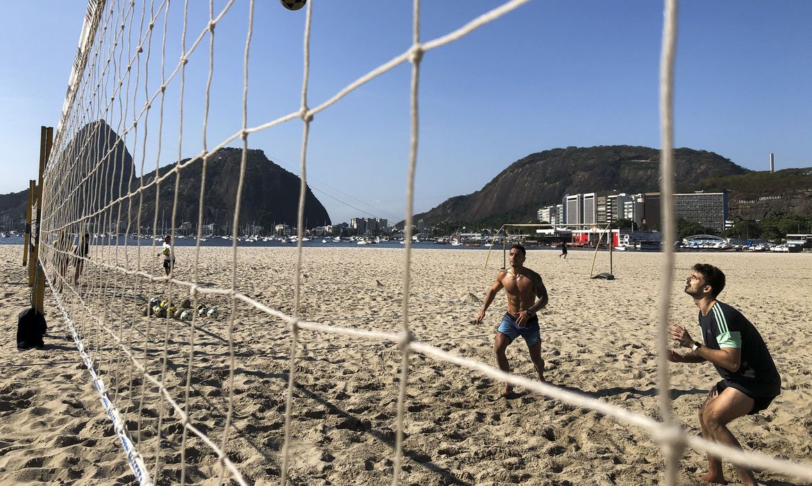 Homens jogam vôlei em praia do Rio de Janeiro