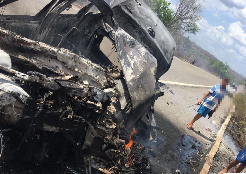 Motorista Morre Carbonizado Após Bater Frontalmente Em Caminhão No ...