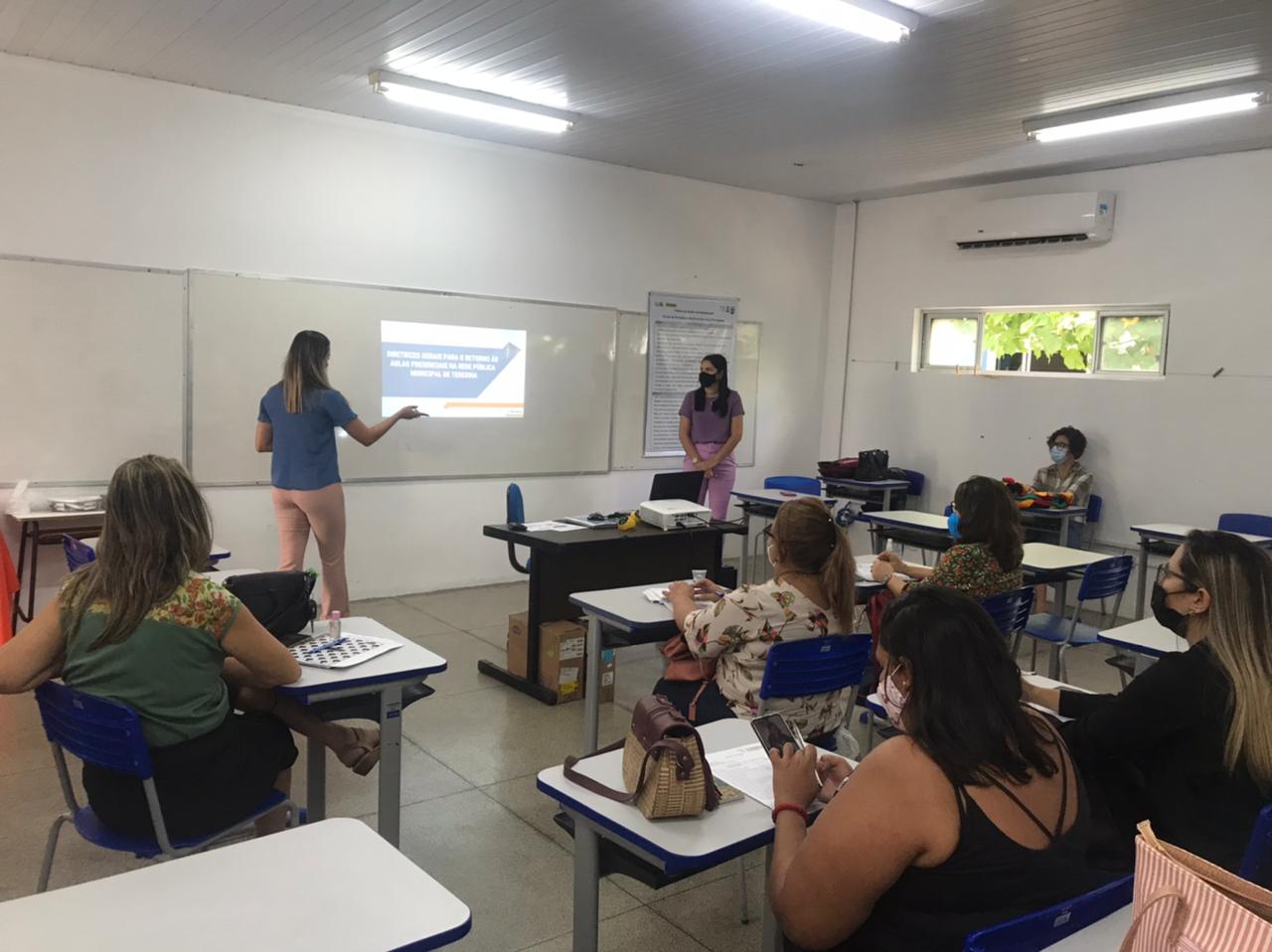 Semec discute com gestores escolares proposta de retorno presencial das aulas