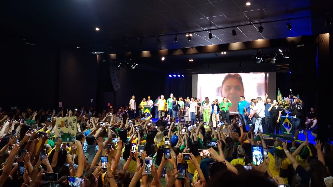 Apoiadores de Bolsonaro se reúnem em evento com primeira-dama