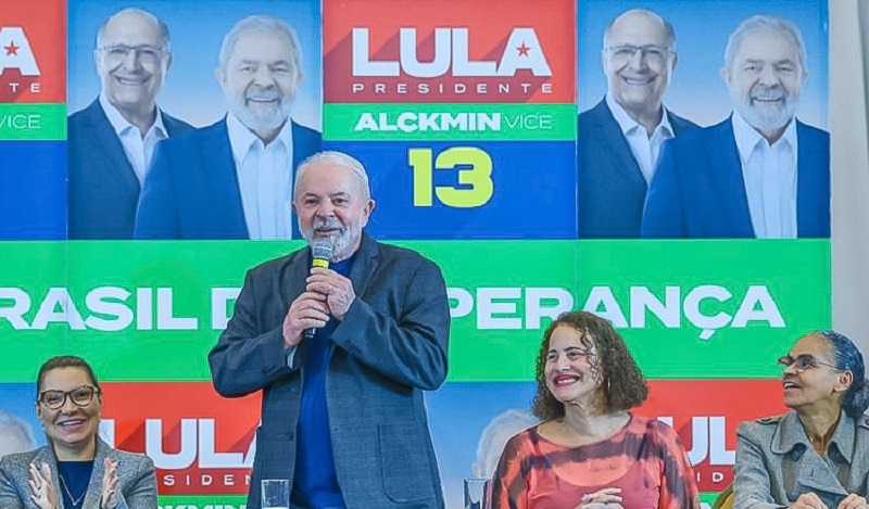 Lula entre a esposa, Janja; a vice-governadora de Pernambuco, Luciana Santos (PCdoB); e a ex-ministra e deputada federal eleita Marina Silva (Rede)