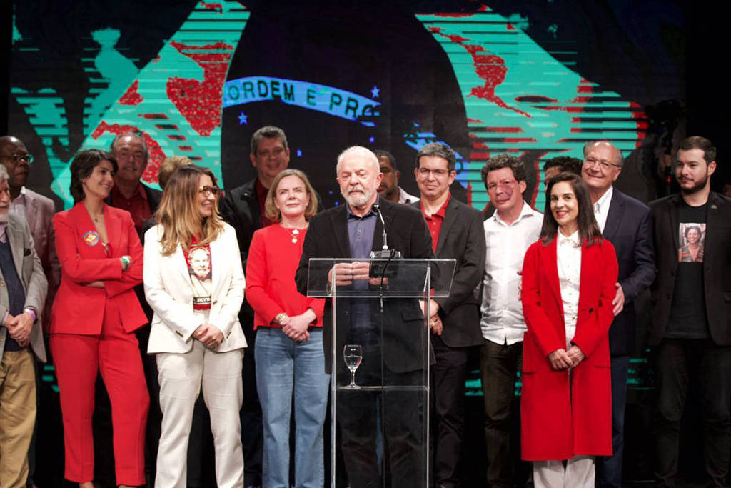 O ex-presidente Lula (PT) discursa ao lado de aliados após confirmação de segundo turno contra o presidente Jair Bolsonaro (PL)