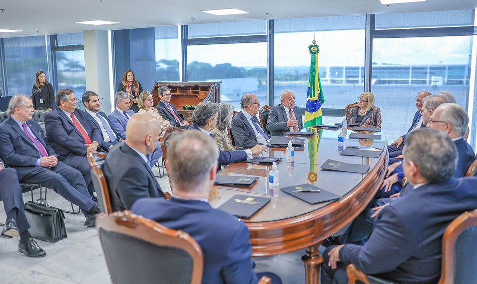 Reunião com parlamentares de 14 partidos na sede do governo de transição, instalada no Centro Cultural Banco do Brasil (CCBB)