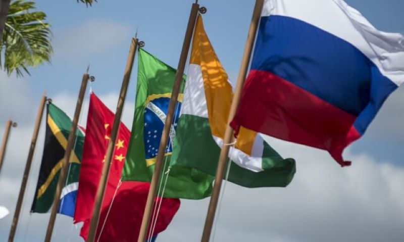 Bandeiras dos países do BRICS, vistos por Nye como uma "conveniência diplomática", mas não um motor da política internacional
