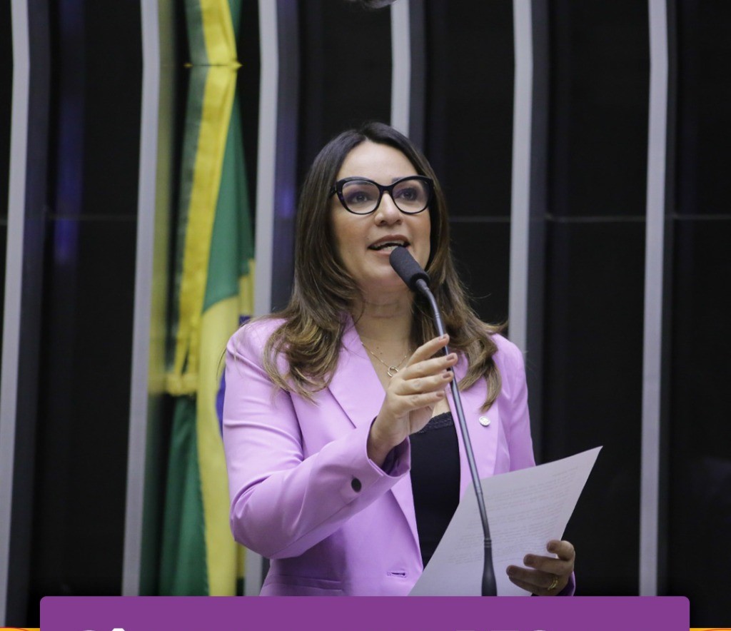 Rejane Dias comemora da Tribuna da Câmara dos Depiutados a aprovação da PEC da Enfermagem