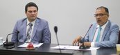 Advogado Jacinto Teles e presidente da OAB-PI, Celso Barros durante solenidade de posse da nova diretoria da Comissão de Estudos Constitucionais