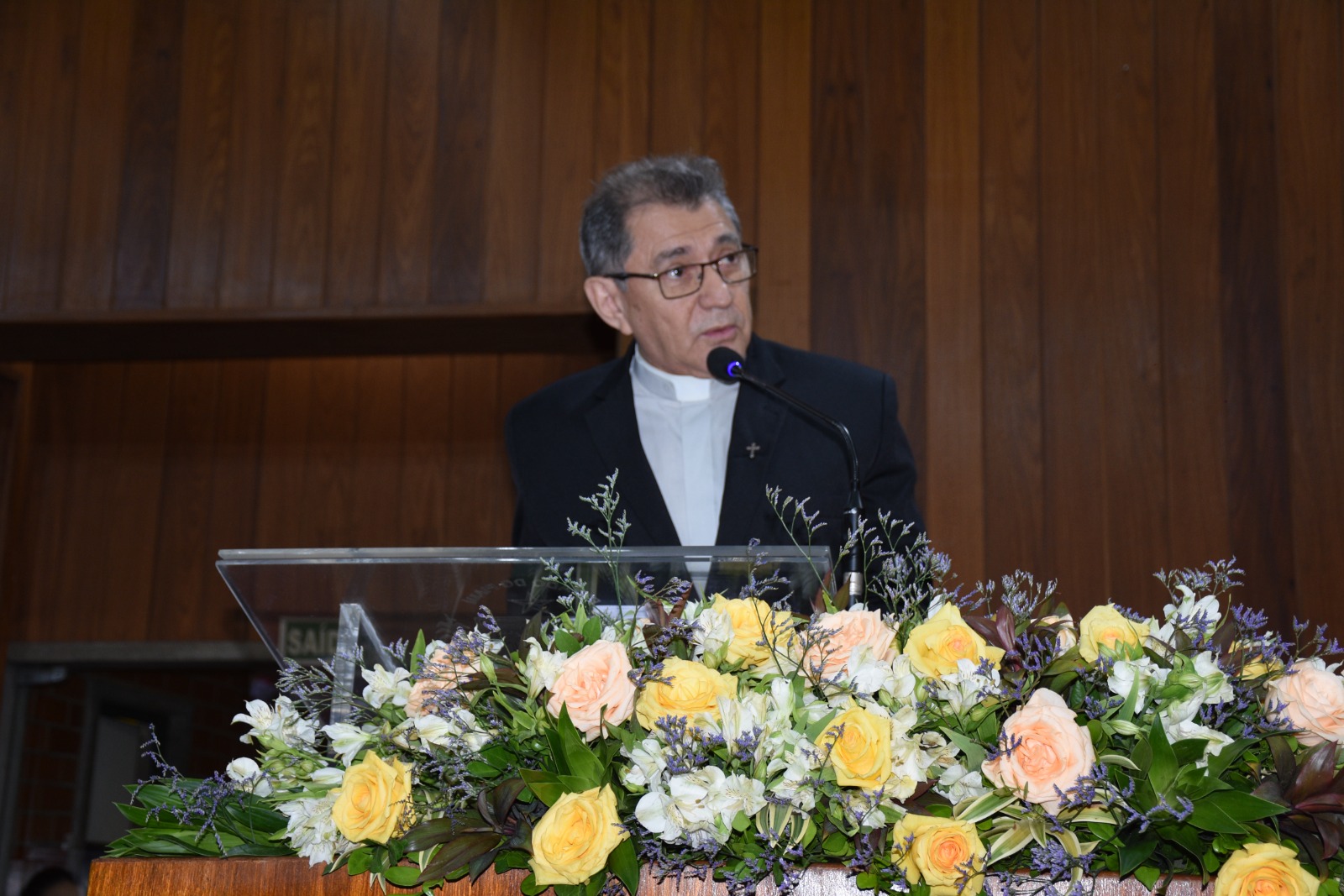 Registro do padre Carlos Sales durante discurso na solenidade.