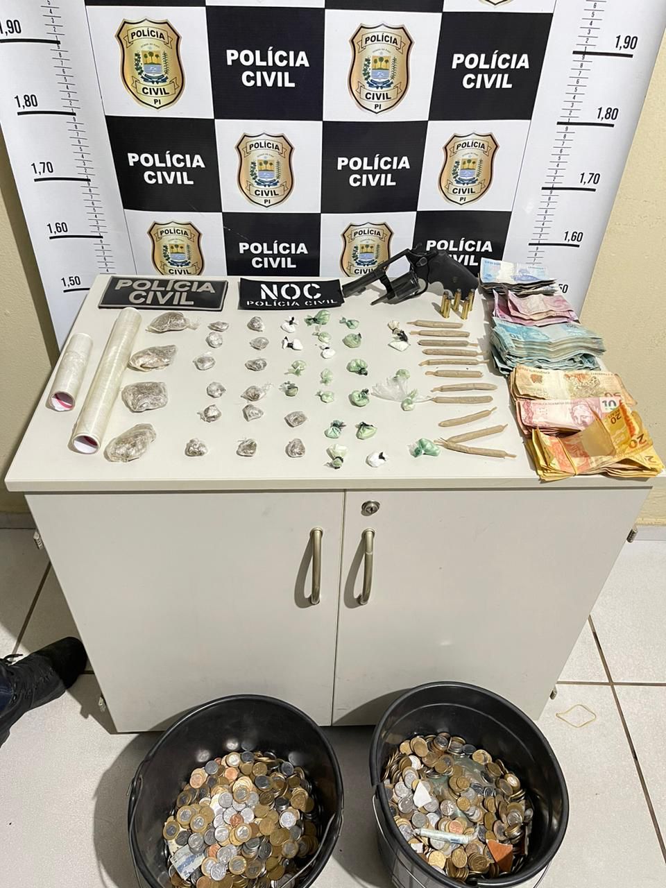 Acusado de comercializar drogas é preso em Sussuapara; quantia de R$12 mil foi apreendida.