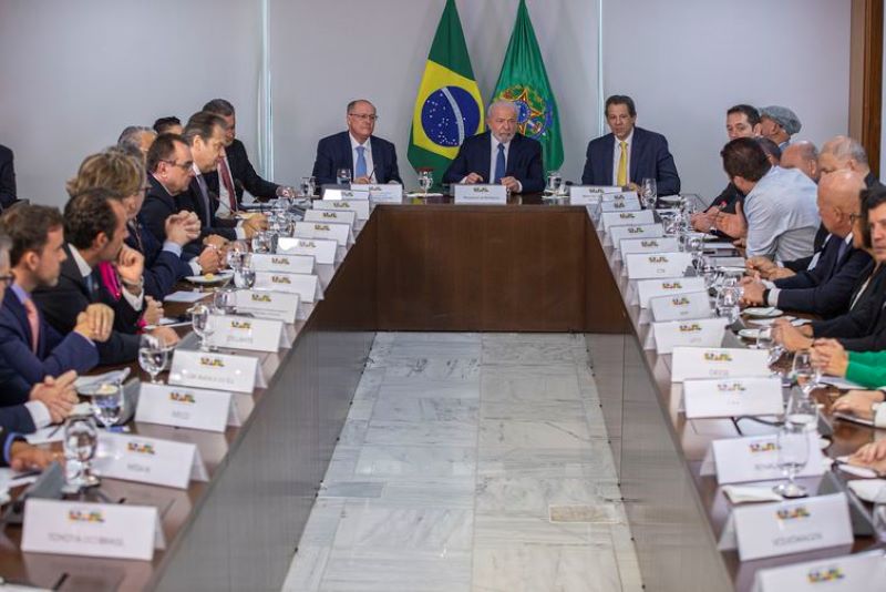 O presidente Luiz Inácio Lula da Silva, o vice-presidente Geraldo Alckmin e o ministro da Fazenda, Fernando Haddad, em reunião com representantes do setor automotivo