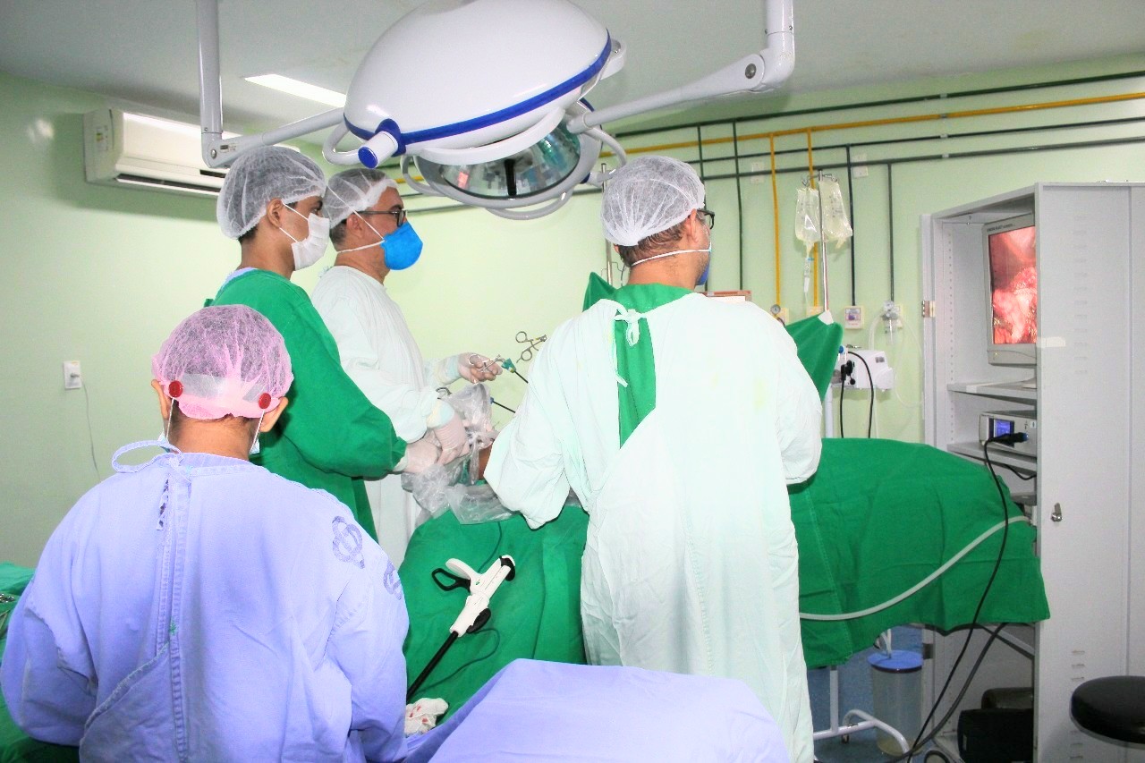 Equipe médica realizando uma cirurgia bariátrica