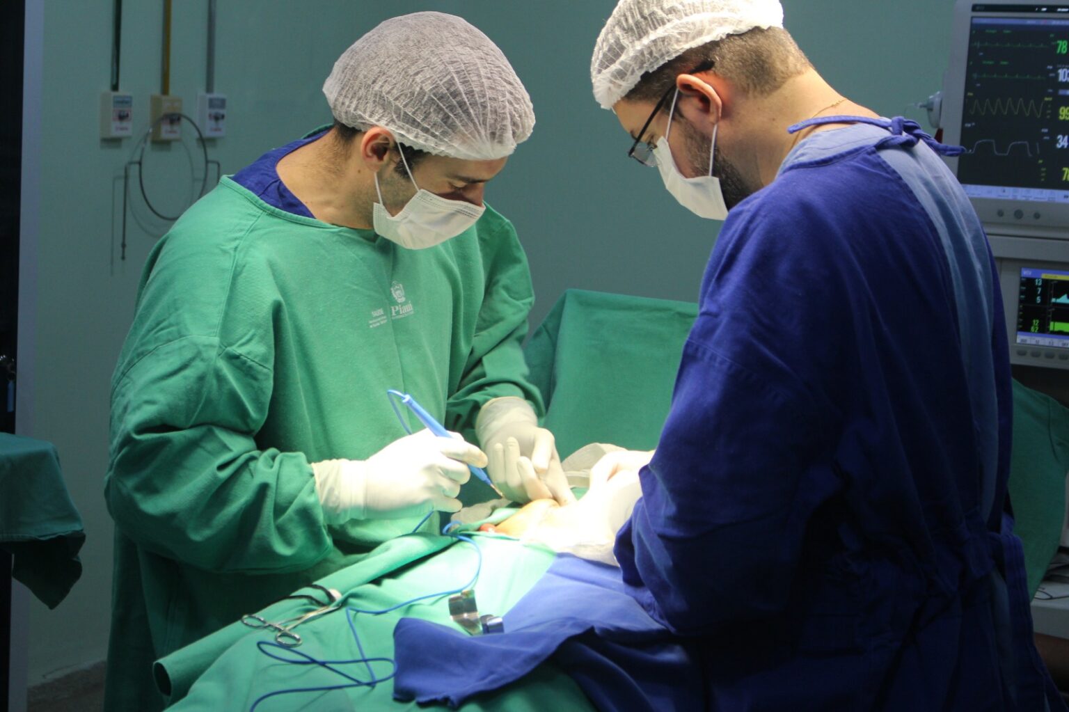 Médicos realizando o procedimento bucomaxilofacial por vídeo