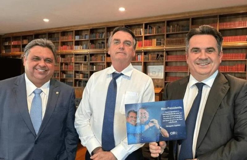 O deputado Julio Arcoverde (à esq.), do PP do Piauí, posa para foto ao lado de Jair Bolsonaro e do senador Ciro Nogueira