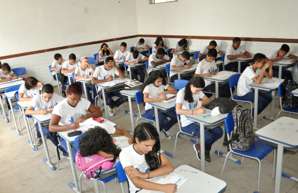 Estudantes do ensino fundamental e médio no Brasil ainda têm dificuldades nas disciplinas de língua portuguesa e matemática
