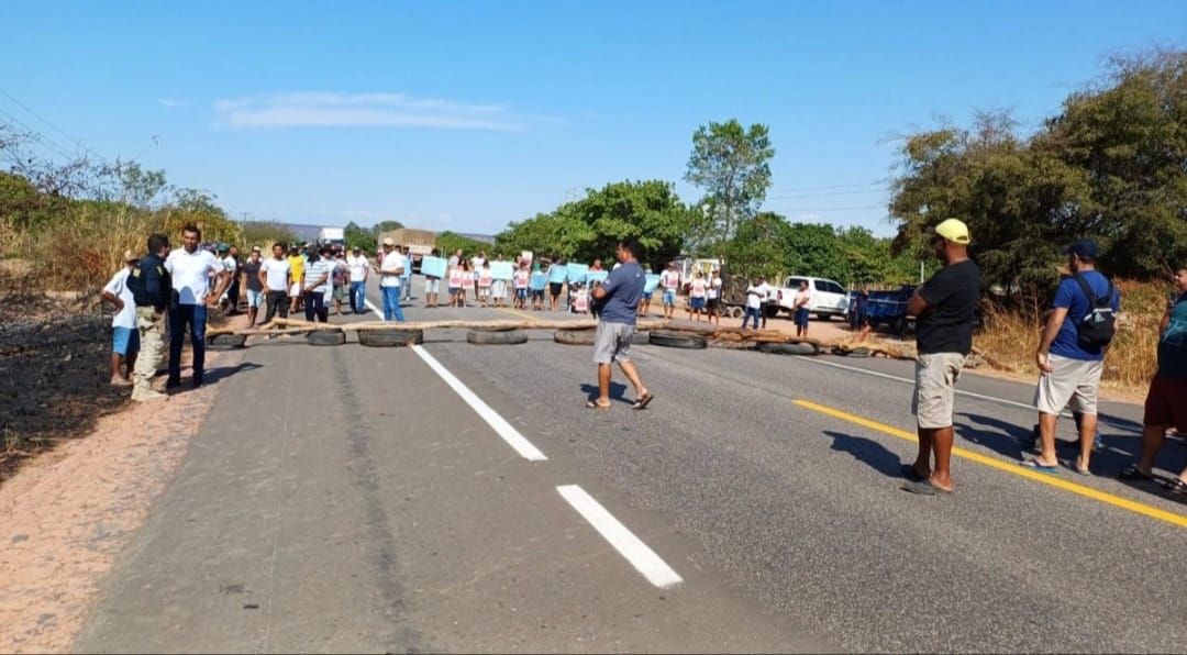 Moradores bloqueiam BR 135 no Sul do Piauí em protesto por morte de crianças