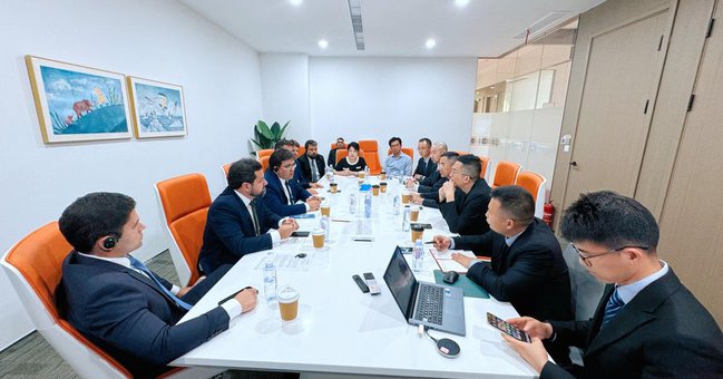 Rafael Fonteles se reúne com representantes da Xiamen Golden Dragon em busca de investimentos para Piauí