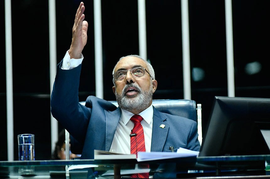 Senador Paulo Paim, durante Sessão Especial no Senado Federal, pela celebração do feriado em homenagem a Zumbi e à Consciência Negra