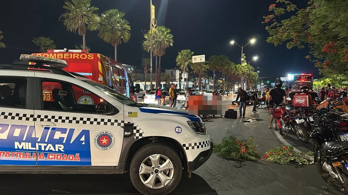 Acidente entre carro e duas motos deixa três feridos na Avenida João XXIII