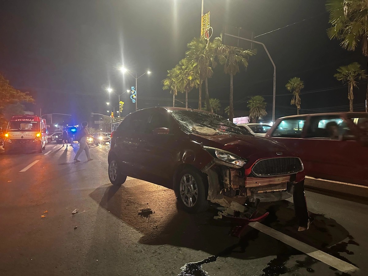 Acidente entre carro e duas motos deixa três feridos na Avenida João XXIII