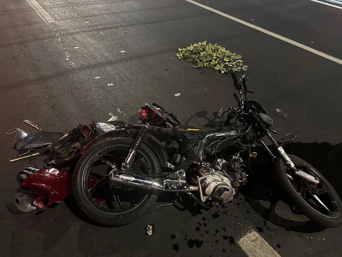 Acidente entre carro e duas motos deixa três feridos na Avenida João XXIII