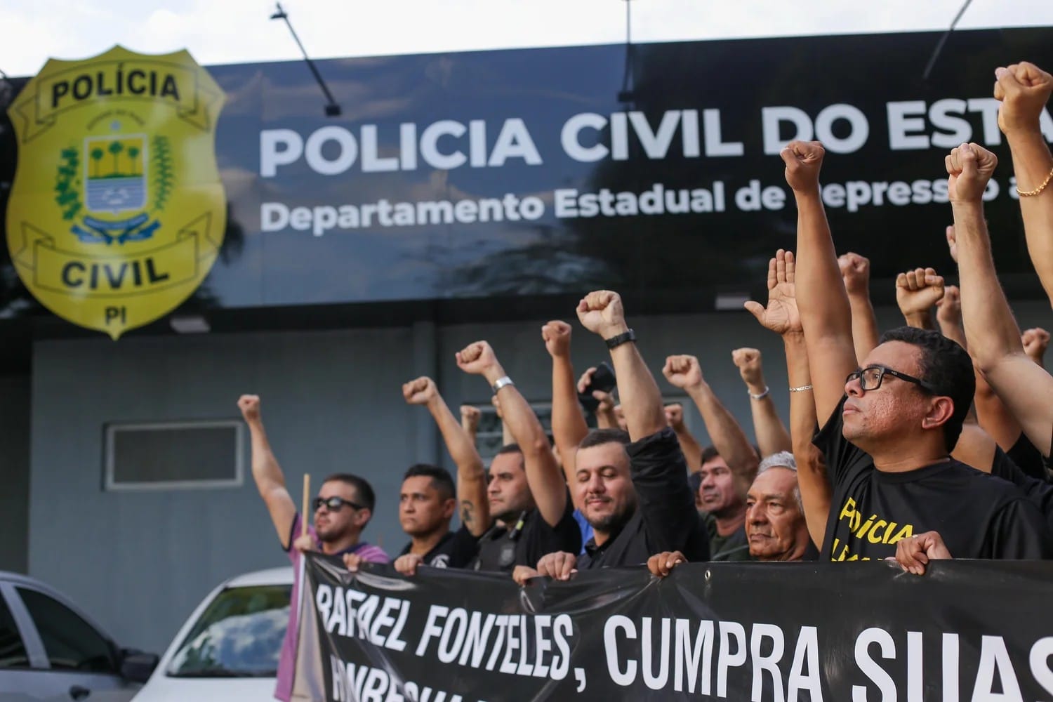 Agentes da Polícia Civil na sede do Denarc