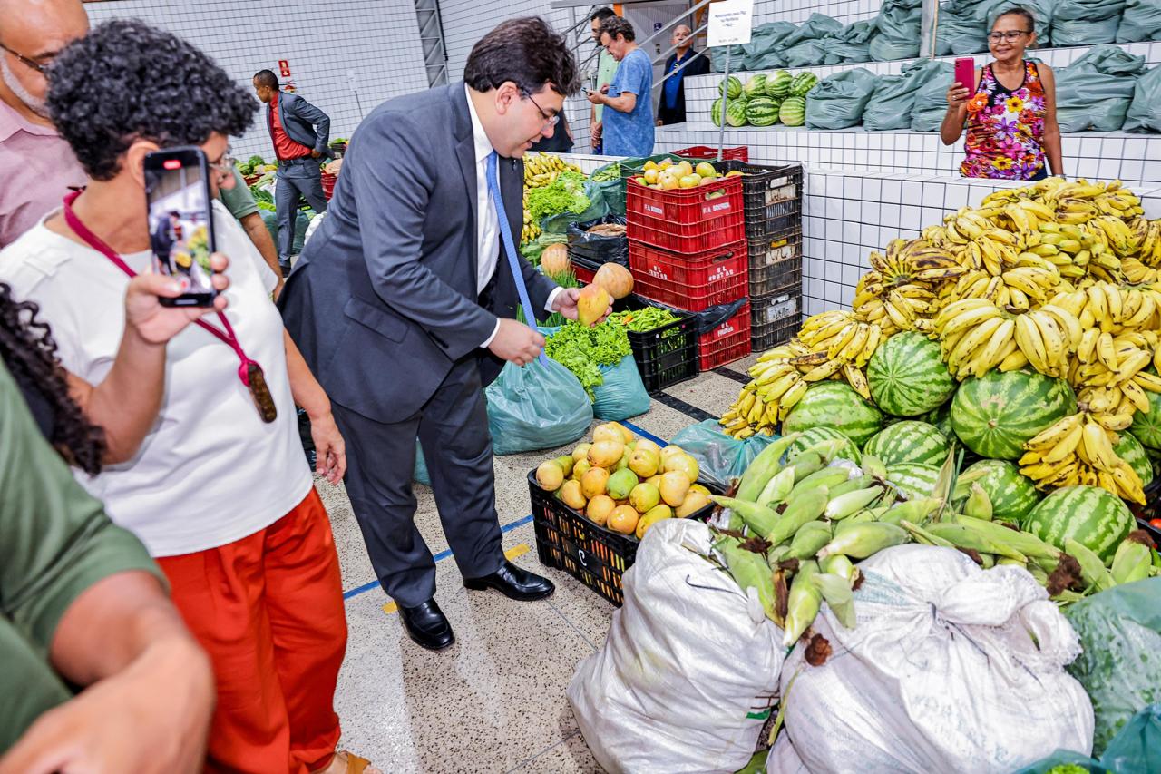 Governador entrega 30 toneladas de alimentos da agricultura familiar