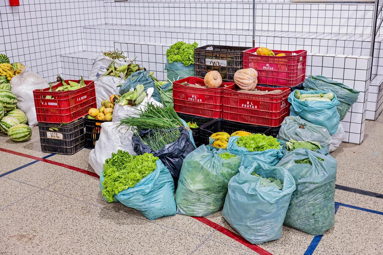 Governador entrega 30 toneladas de alimentos da agricultura familiar