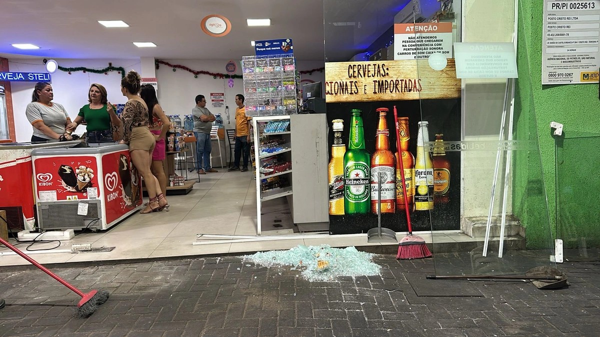 Homem invade e destrói loja de conveniência com caminhonete no Cristo Rei