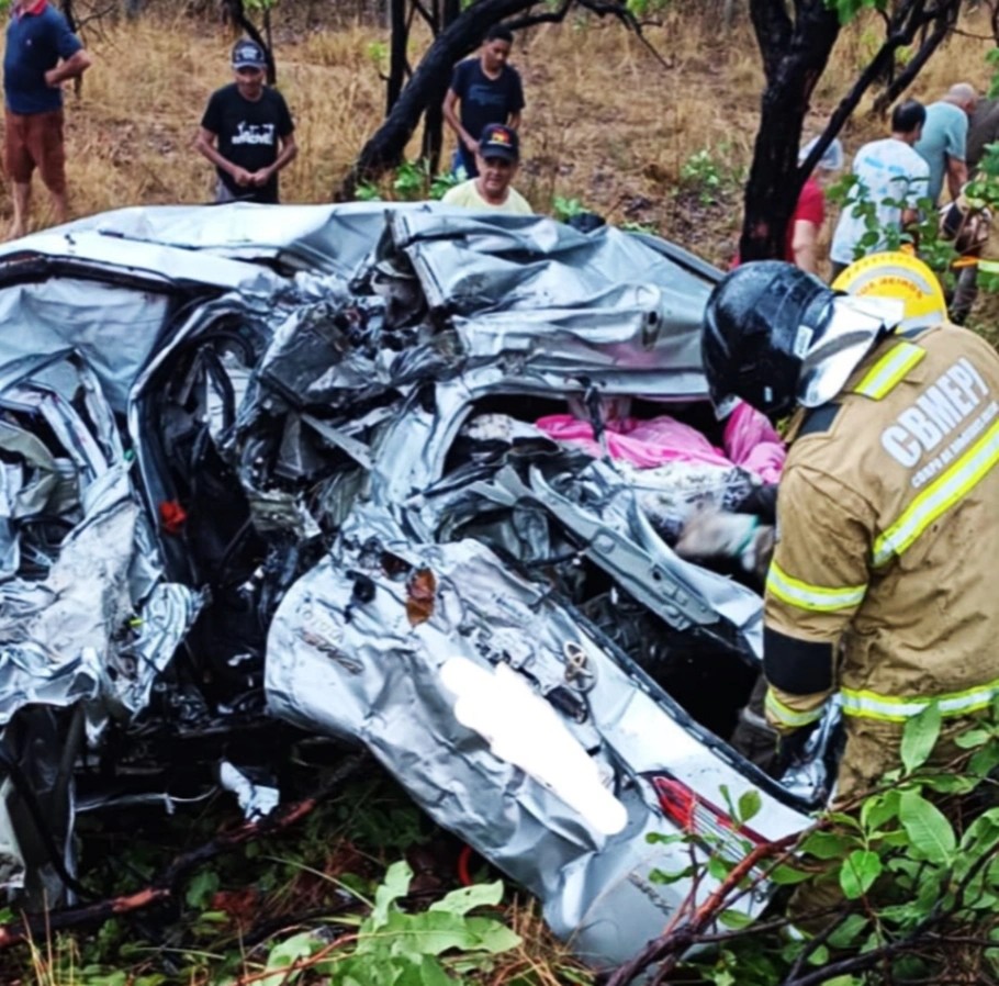 Mulher e criança de 2 anos morrem em colisão entre SW4 e carreta no Piauí