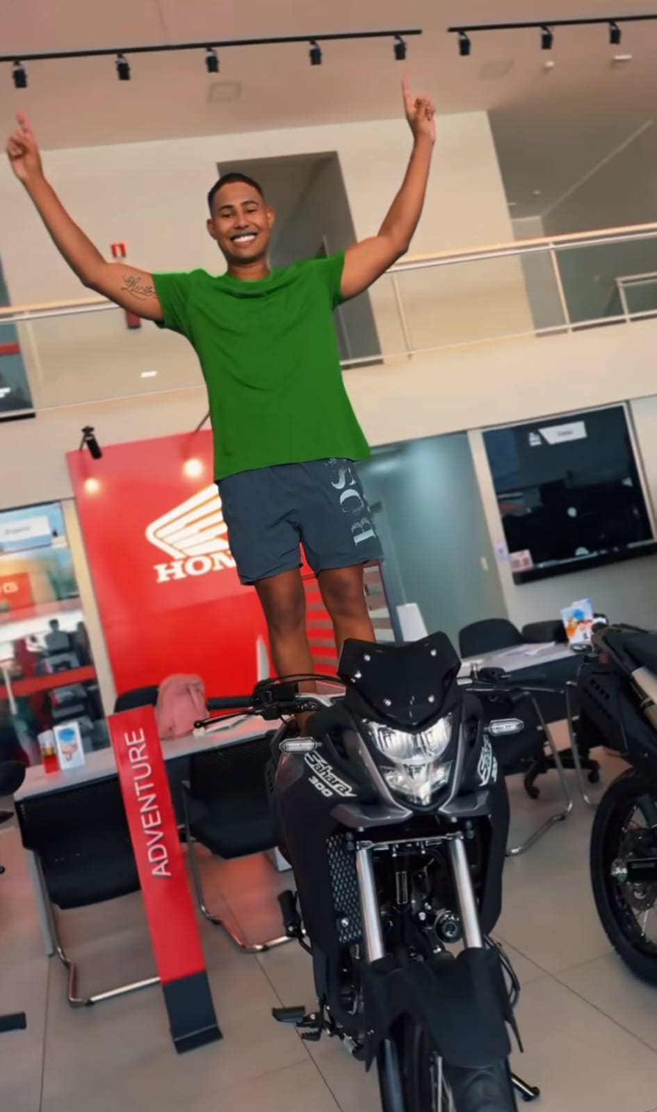 Itallo Bruno de volta aos sorteios com uma motocicleta Sahara 300 2024 de R$ 35 mil como prêmio.