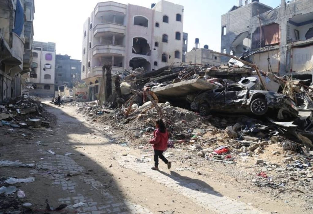 Palestina caminha em meio a prédios destruídos no campo de refugiados de Jabalia, no norte da faixa de Gaza