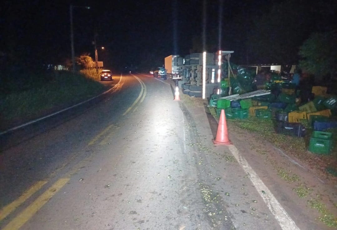 Caminhão carregado de acerolas tomba na BR 402 em Parnaíba