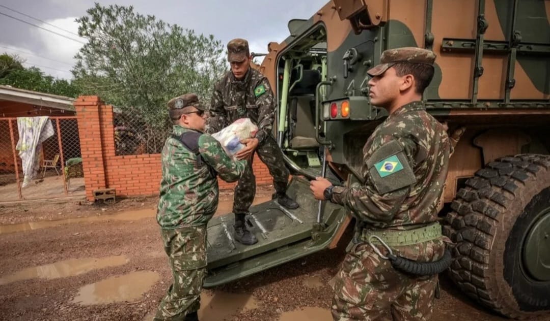 Exército leva 75 toneladas de donativos para o RS