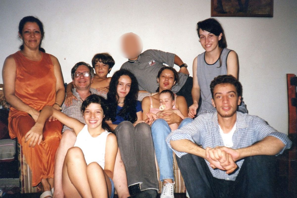 Olavo de Carvalho com a família no Rio de Janeiro, incluindo, da esquerda para a direita: Roxane de Carvalho, hoje viúva de Olavo; o escritor; Pedro, filho de Olavo; Inês, filha de Olavo; Heloísa, fil