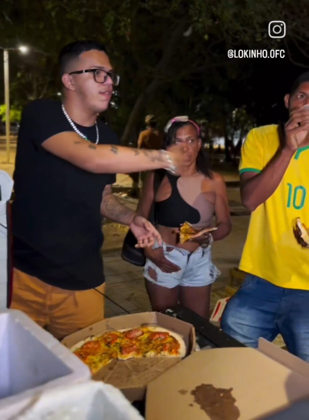 Influencer Lokinho realiza ação social e distribui mais de 30 pizzas para moradores de rua em Teresina