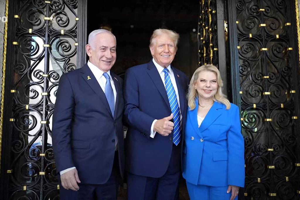 O primeiro-ministro de Israel, Binyamin Netanyahu, e sua esposa, Sara, são recebidos por Donald Trump no resort dele em Mar-a-Lago, na Flórida.