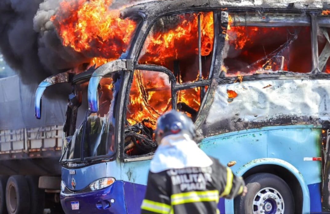 Ônibus de turismo pegou fogo e ficou destruído