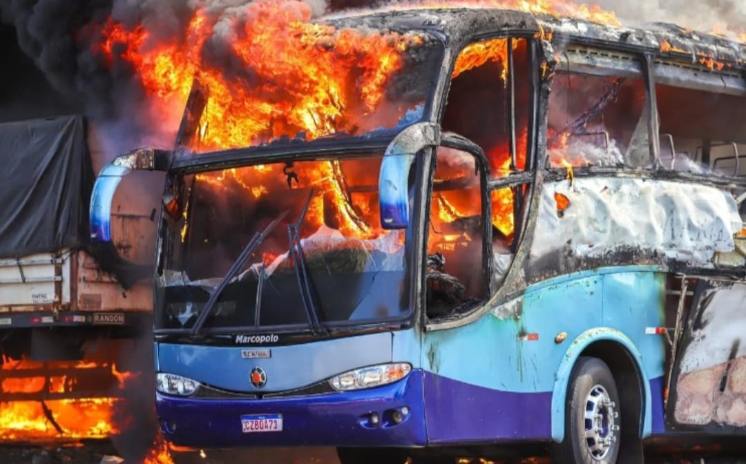 Ônibus de turismo pegou fogo e ficou destruído