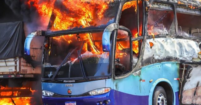 Ônibus e duas carretas pegam fogo em posto de combustíveis no bairro Dirceu, em Teresina (PI)