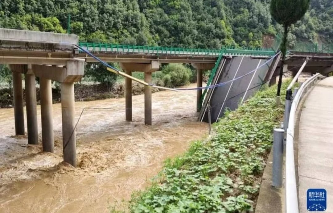 Queda de ponte mata 11 pessoas e deixa 30 desaparecidos na China