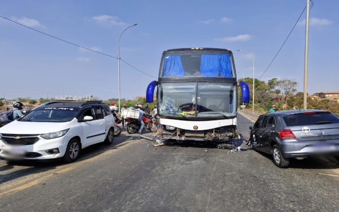 Acidente entre três carros e um ônibus