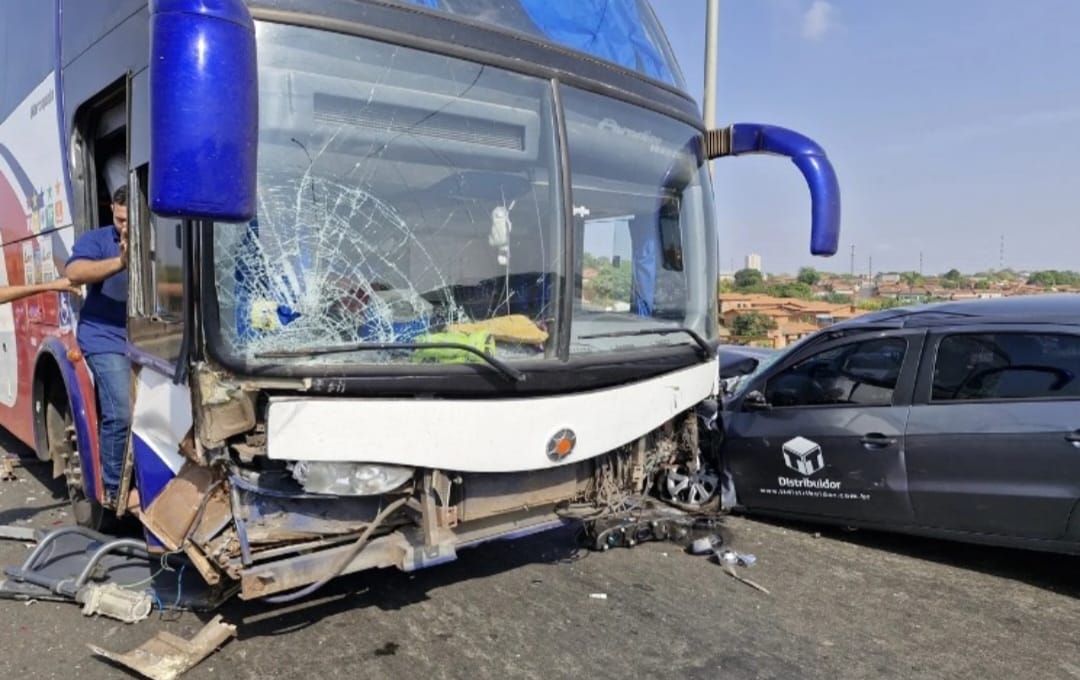 Acidente entre três carros e um ônibus