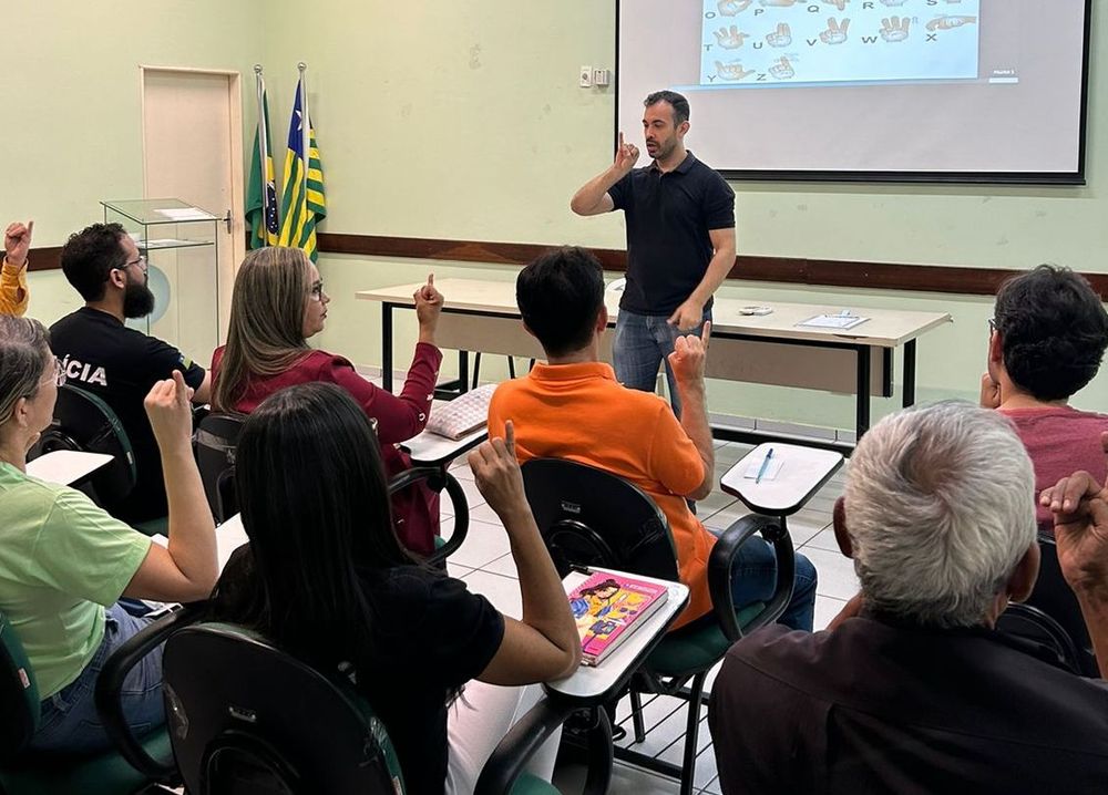 Agentes das forças de segurança pública do Piauí participam de curso de Libras