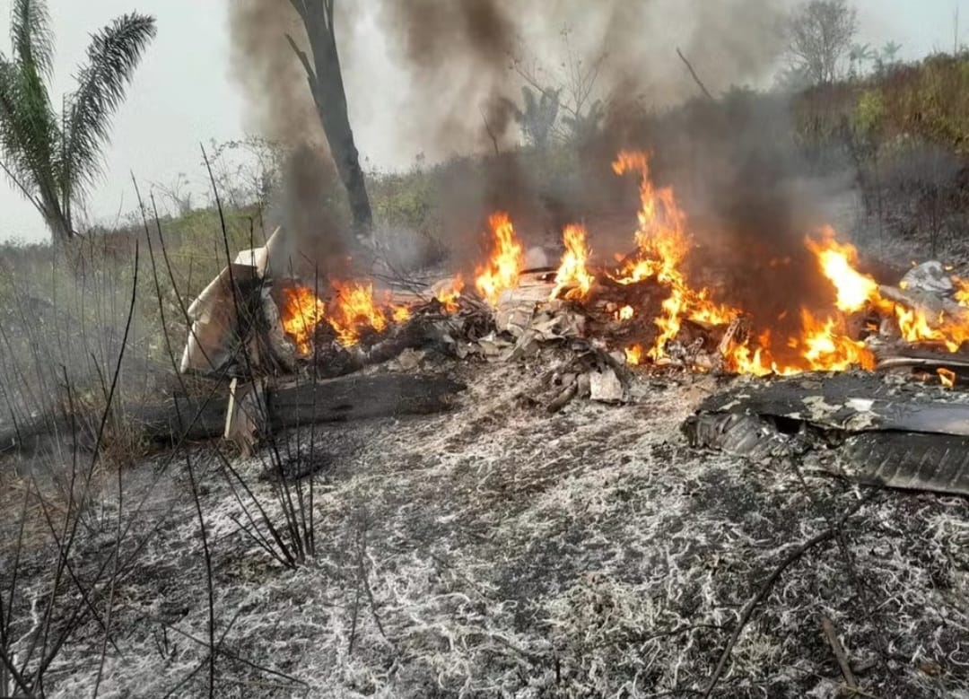 Avião de pequeno porte cai em fazenda e deixa 5 mortos no Mato Grosso