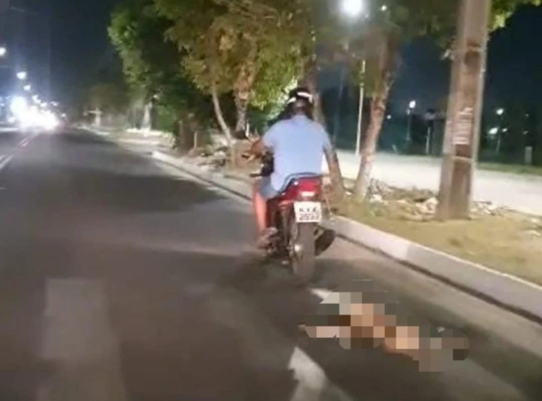 Homem é flagrado arrastando cachorro morto amarrado à motocicleta